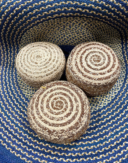 Pouf tressé en raphia naturel avec spirale beige - Arisoa Intimani Ethnique chic