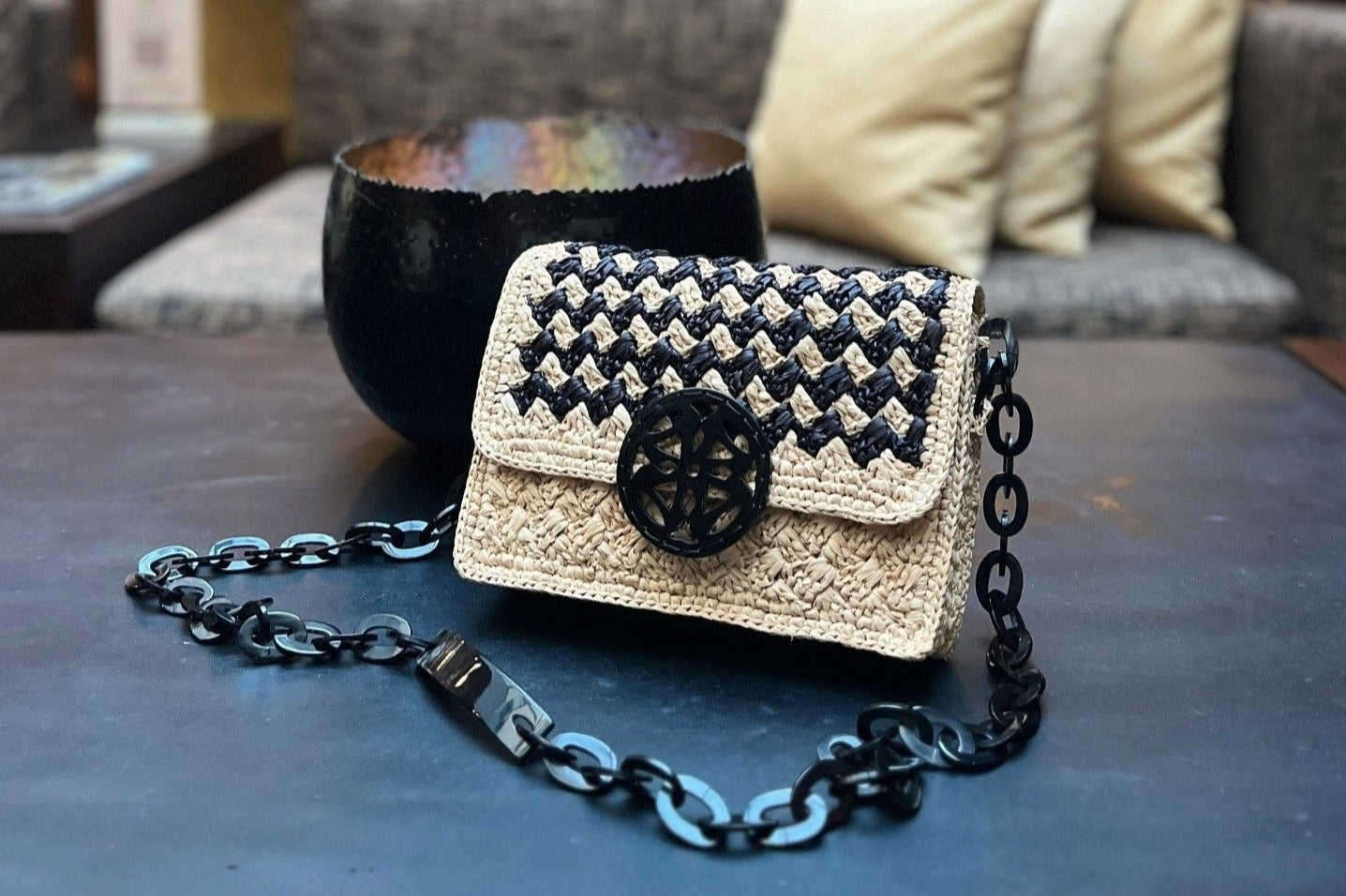 Sac a main en raphia noir naturel corne noire INTIMANI