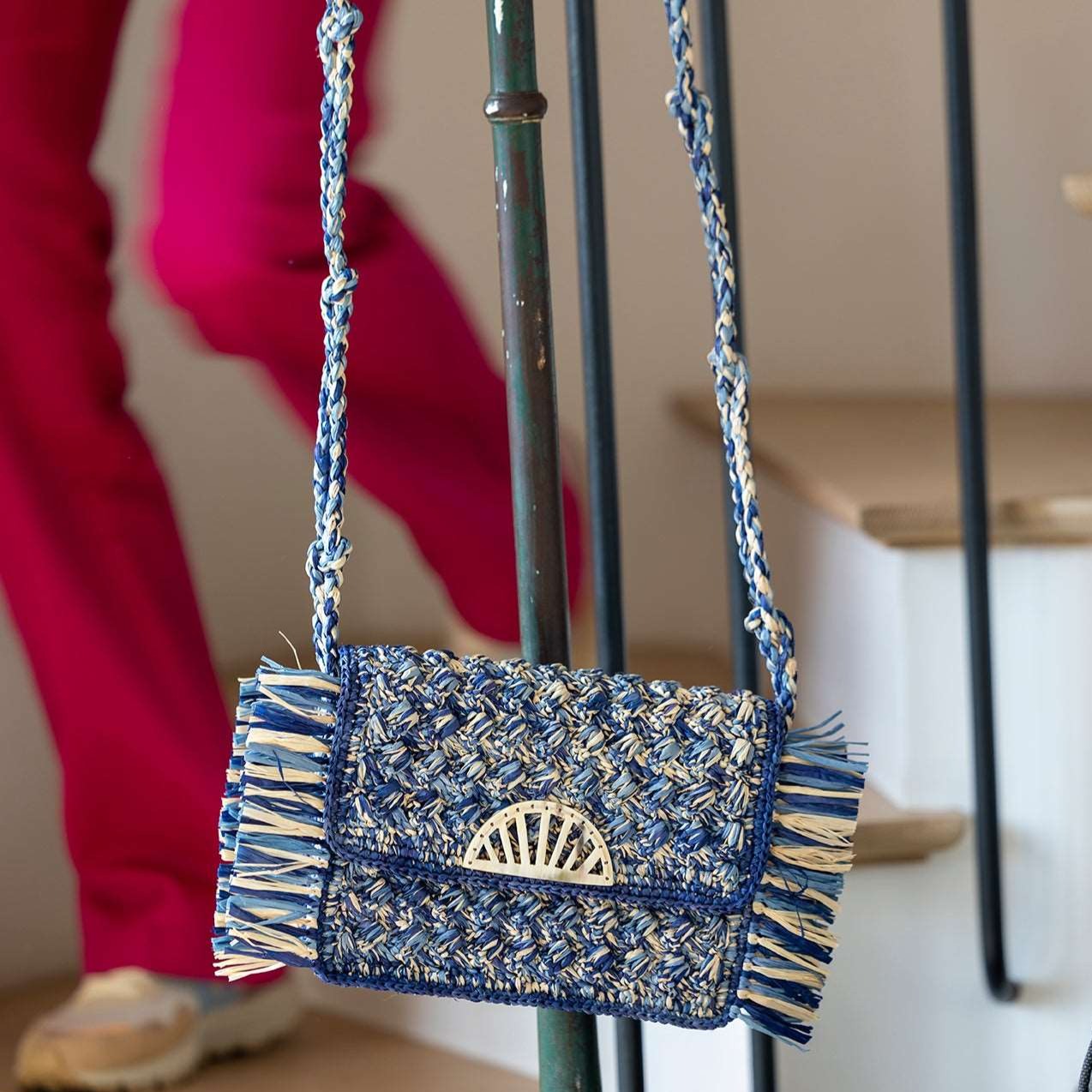 Sac a main en raphia bleu a franges INTIMANI