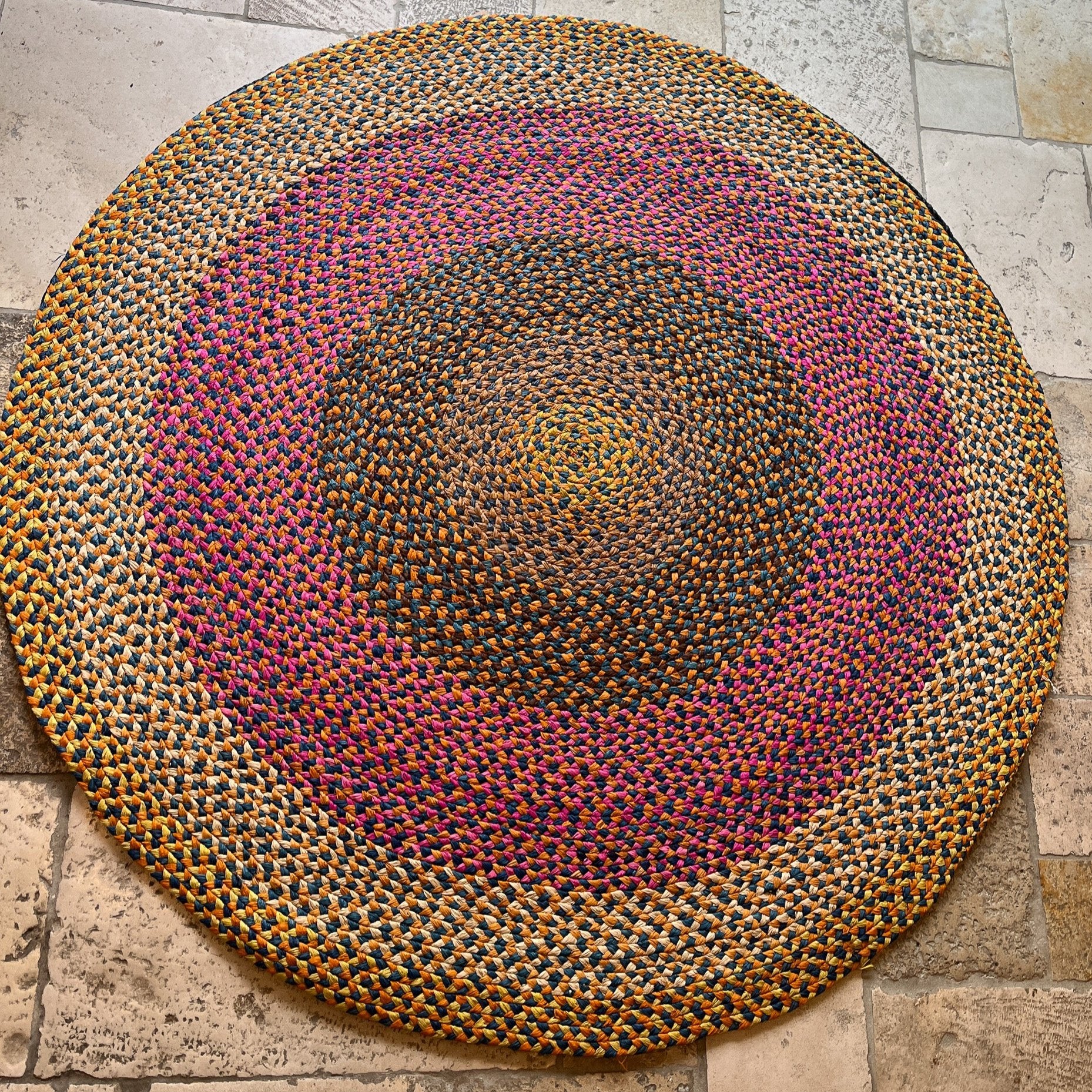 Tapis artisanal rond en raphia rose, jaune, brun et naturel, fait main, 170 cm.