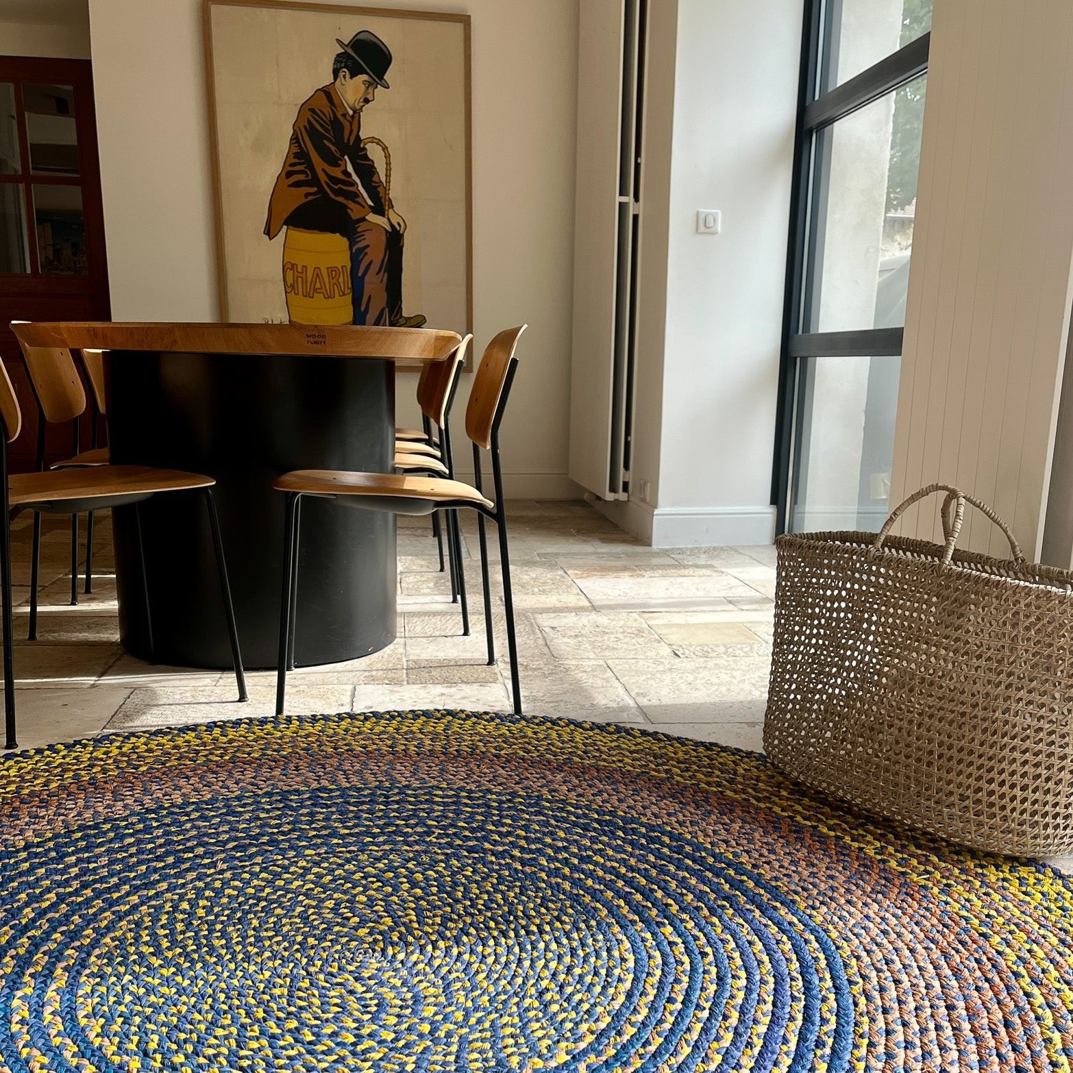 Tapis en raphia rond jaune, bleu et rose, 200 cm.