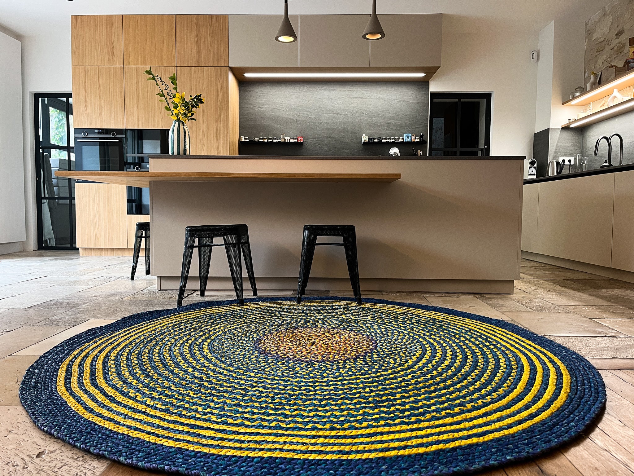 Tapis en raphia rond jaune d'or et bleu marine, 200 cm.