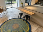 Tapis artisanal rond en raphia jaune d'or et bleu marine, 200 cm.