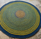 Tapis rond en raphia jaune d'or et bleu marine, fait main, 200 cm.