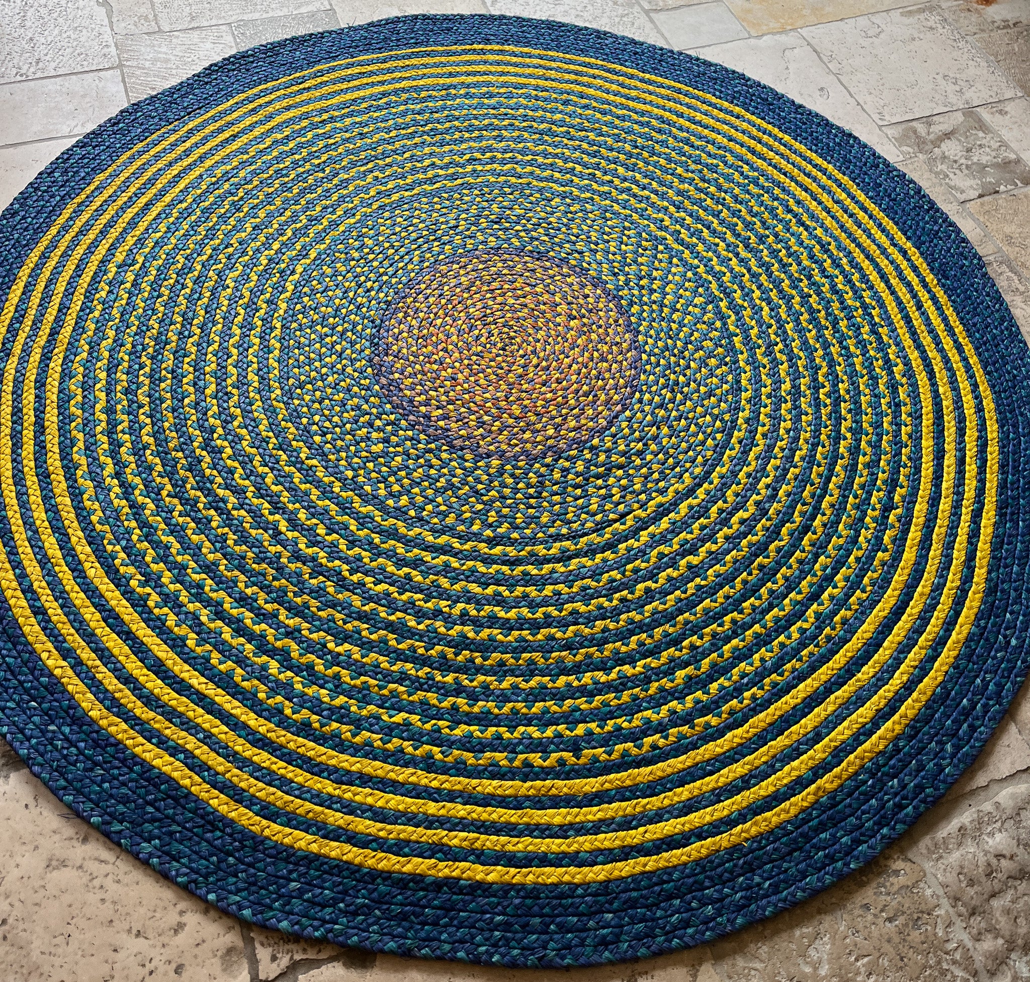 Tapis rond en raphia jaune d'or et bleu marine, fait main, 200 cm.