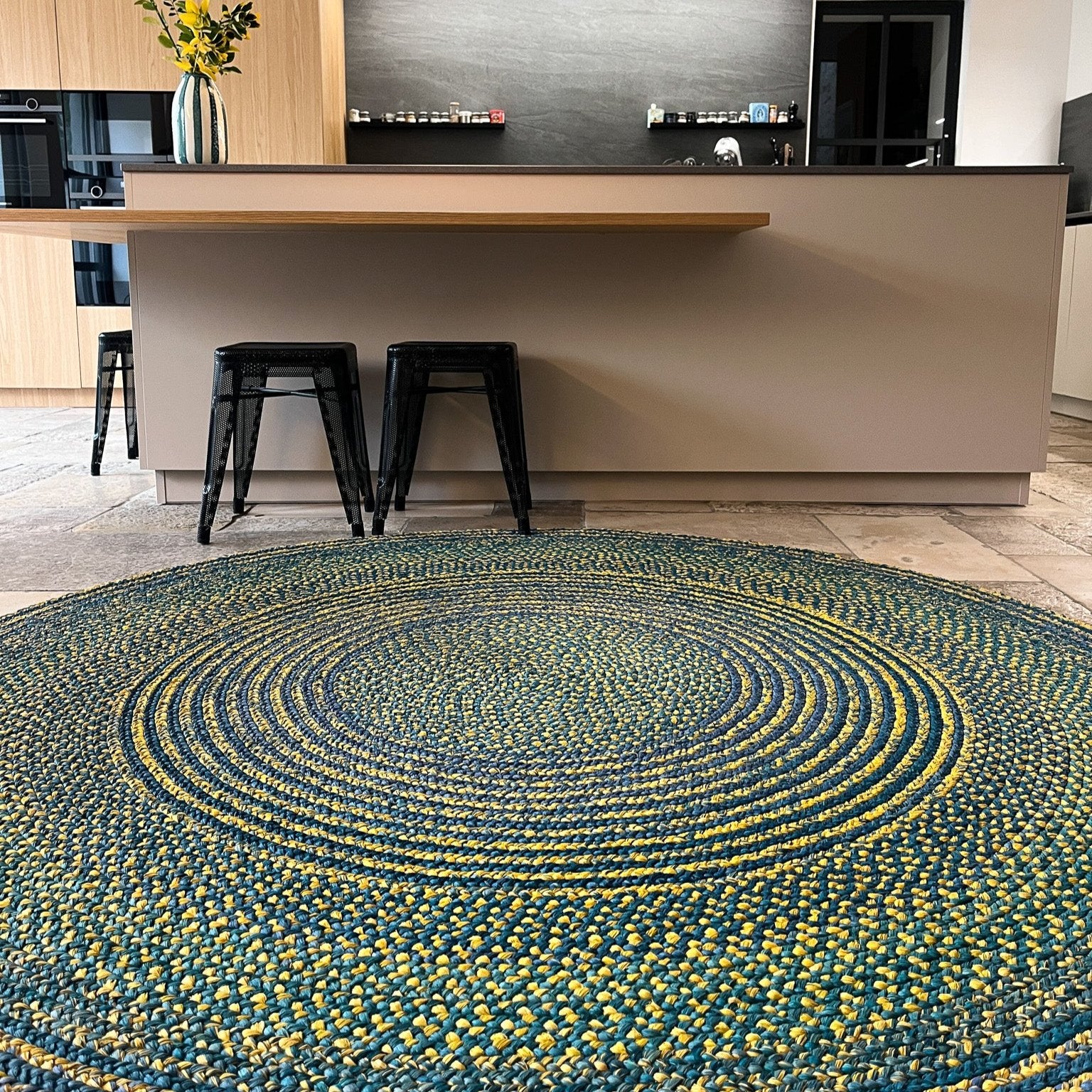 Tapis rond artisanal en raphia bleu et jaune, 200 cm.