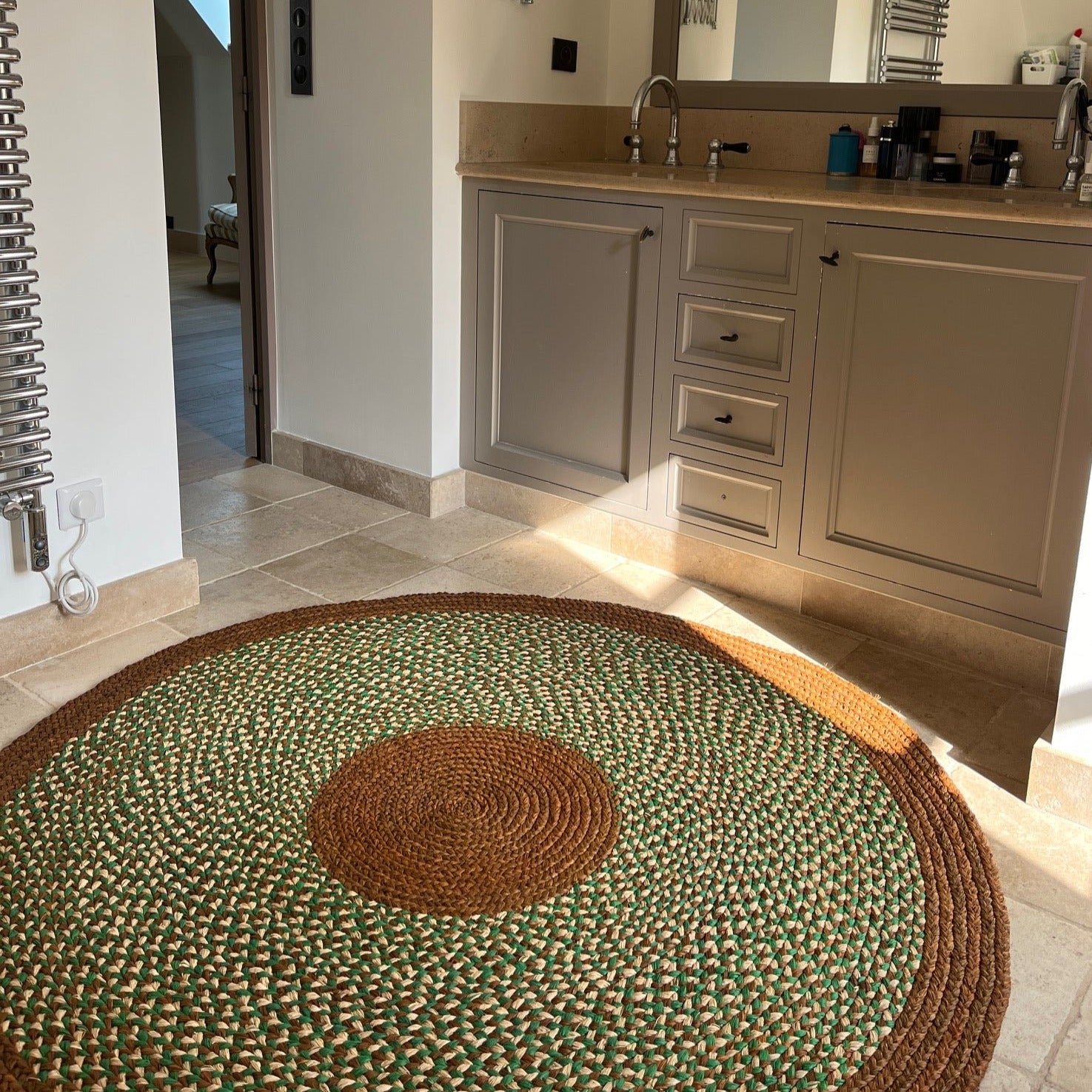 Tapis rond en raphia naturel, vert & marron- Jocelyne- 150cm Intimani Ethnique chic