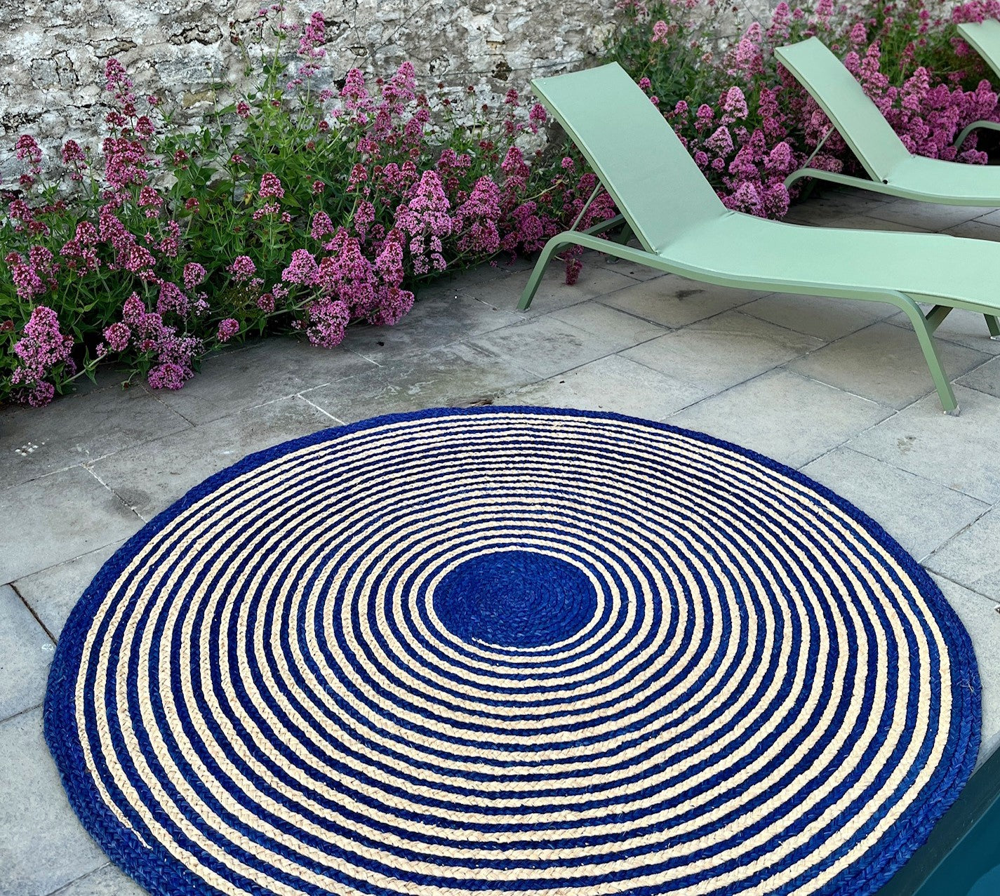 Tapis rond en raphia naturel & bleu marine- Claire- 170 cm Intimani Ethnique chic