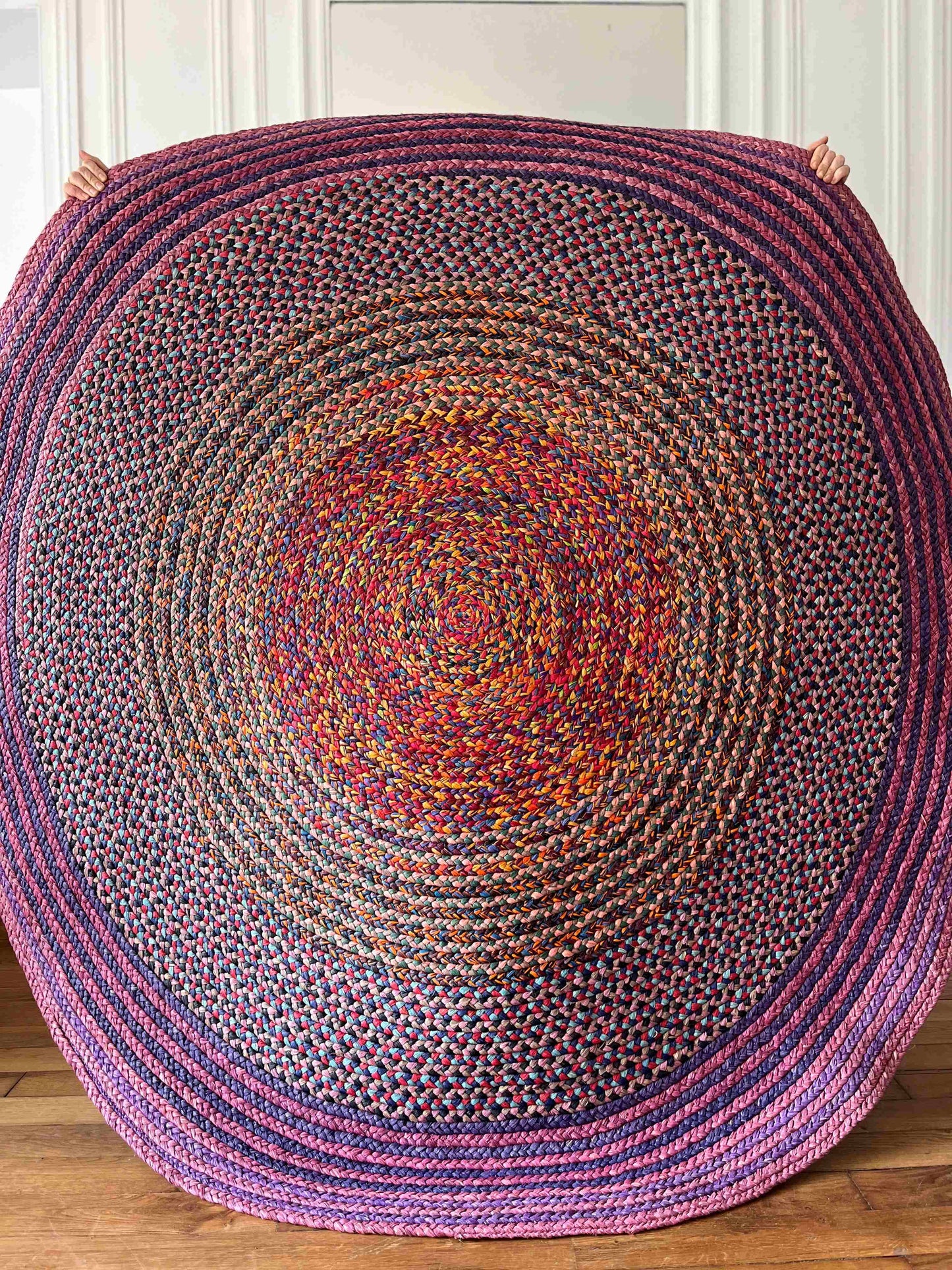 Tapis rond en raphia violet, rose, bleu et orange - Séraphine- 190 cm Intimani Ethnique chic