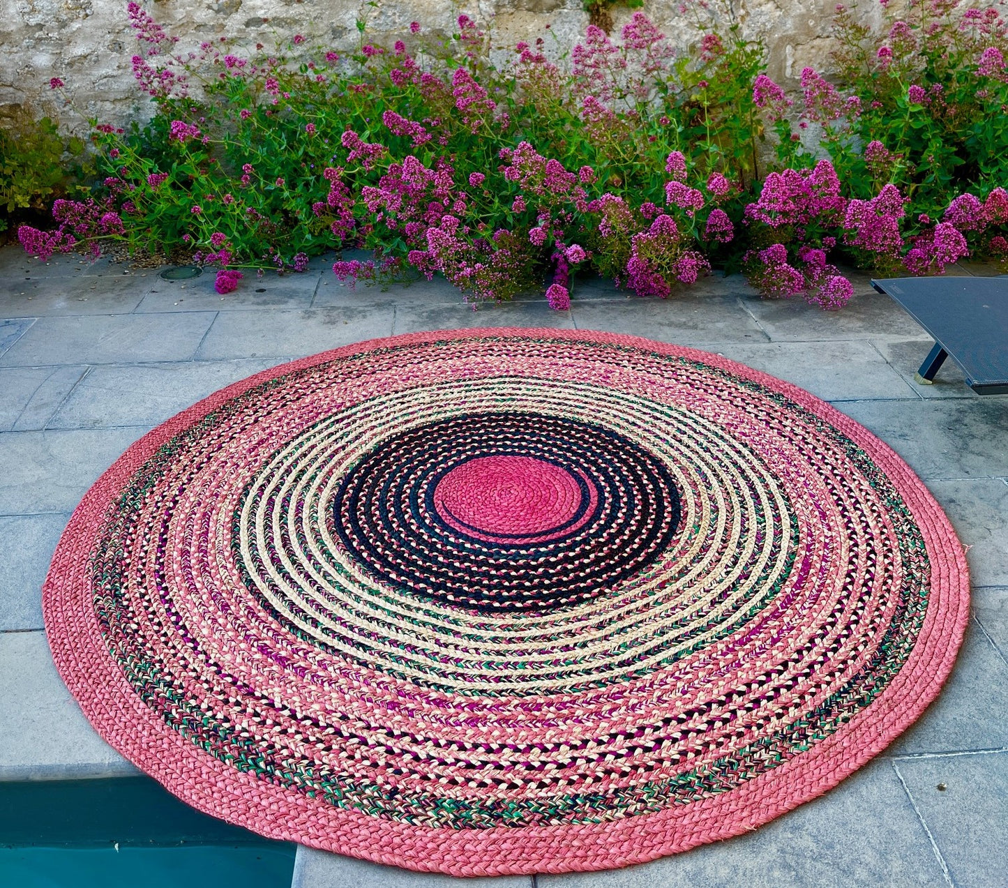 Tapis rond en raphia rose, noir & violet- Moussarafa- 200 cm Intimani Ethnique chic