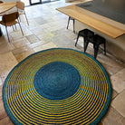 Tapis rond raphia bleu & jaune 200cm- Albertine Intimani Ethnique chic