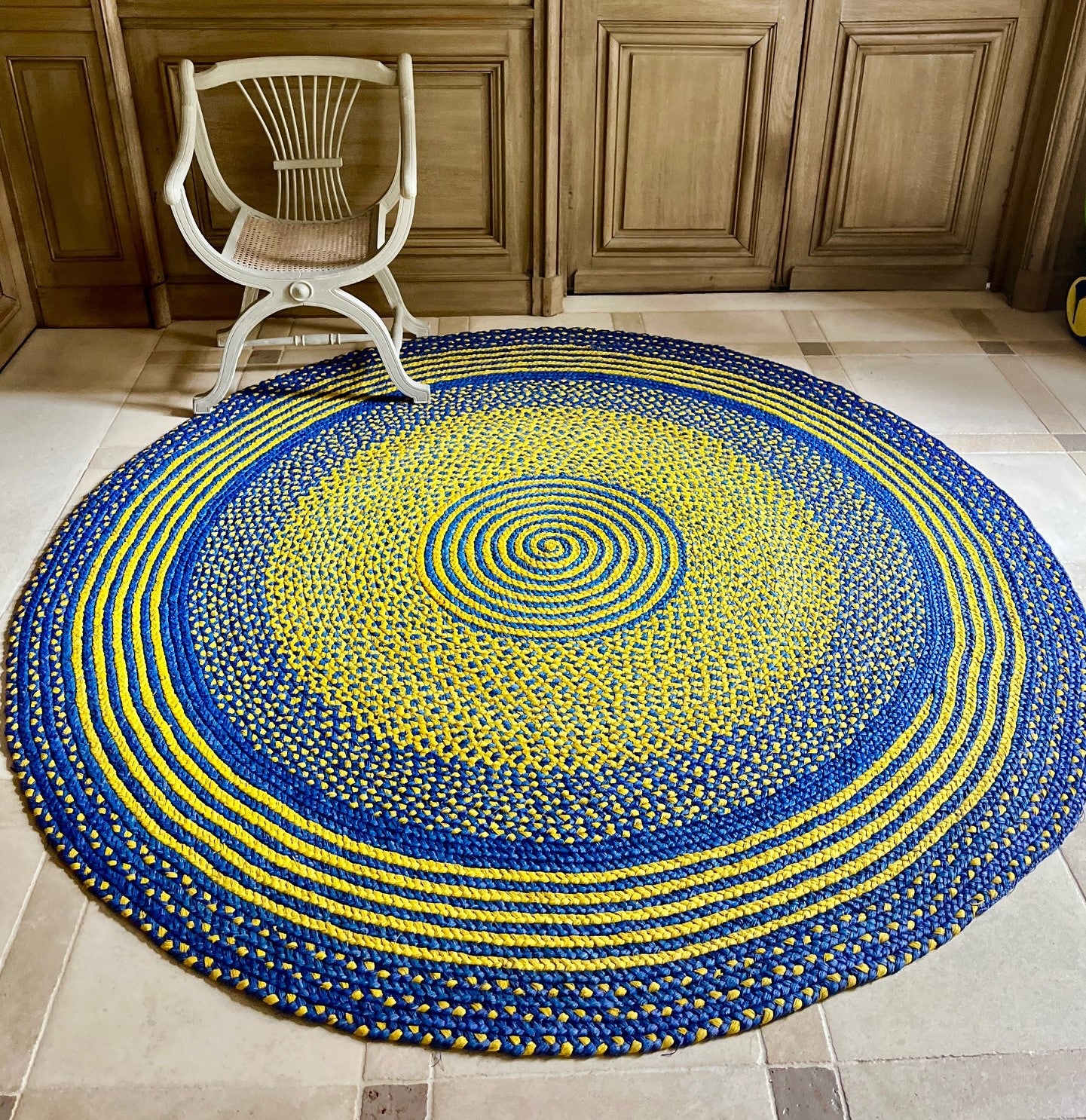 Tapis en raphia rond jaune et bleu vif – 200 cm