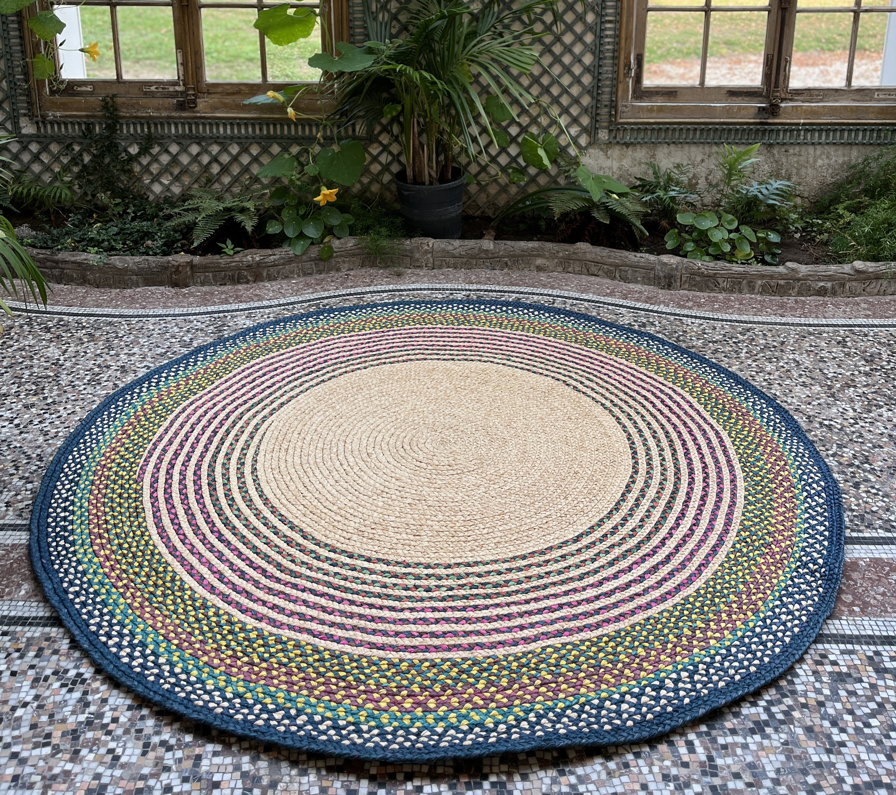 Tapis en raphia rond naturel et couleurs pastel – 200 cm