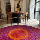 Tapis en raphia rond artisanal orange, rose fuchsia et violet, 200 cm.