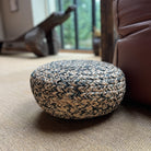 Pouf en raphia naturel avec accents bleu marine, fait main.