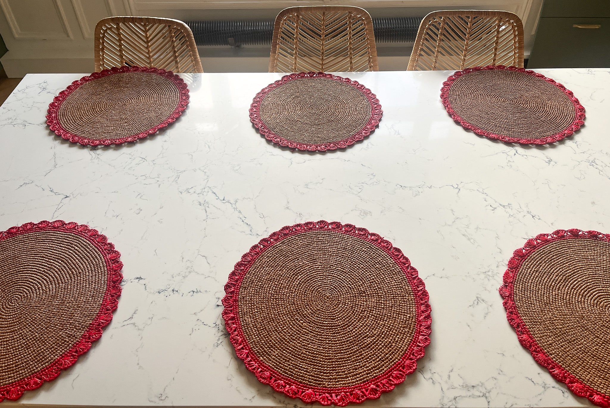 6 sets de table ronds en raphia thé et écailles rouges