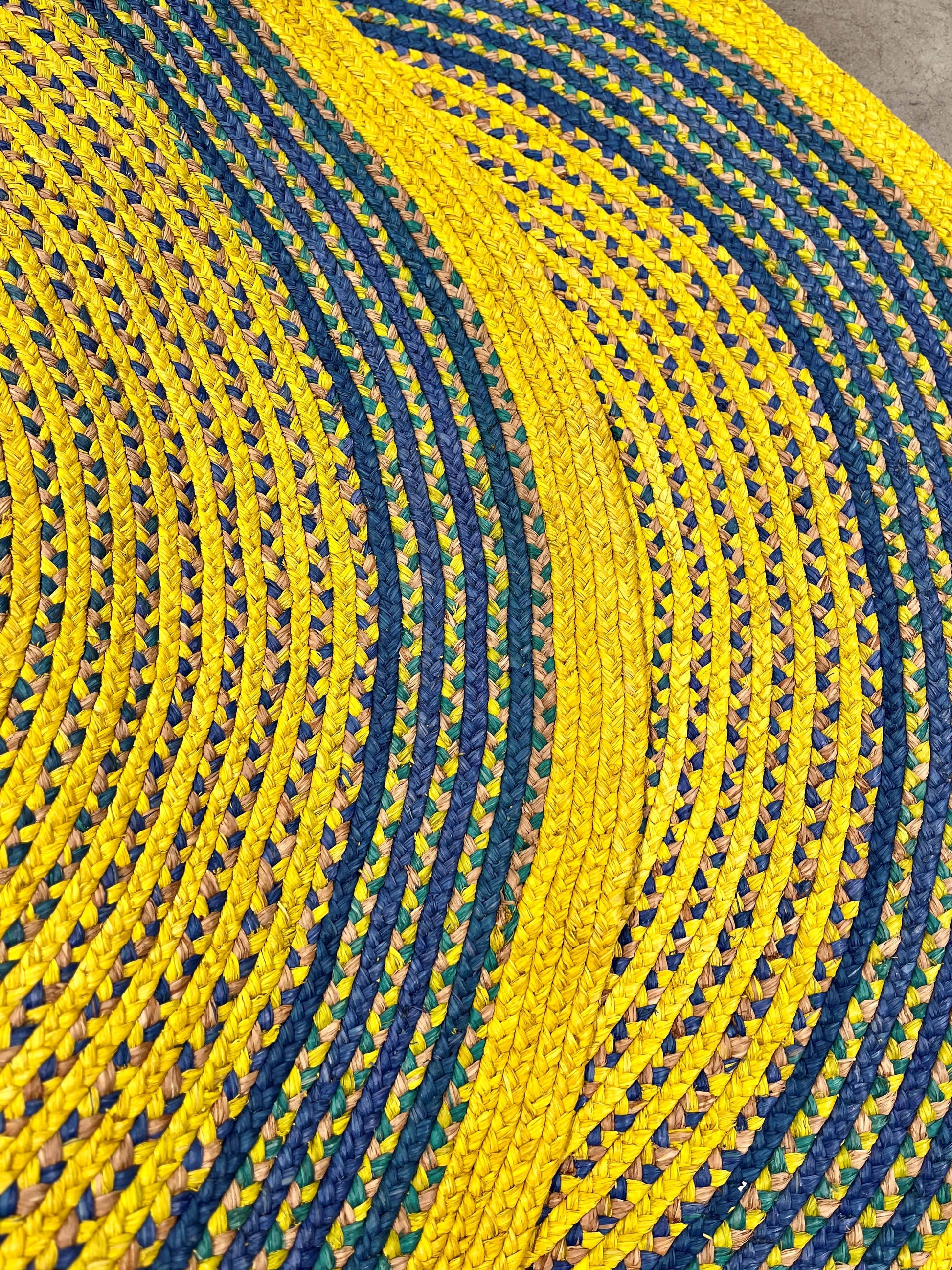 Tapis rond en raphia jaune avec des bandes bleues - Albertine - 170 cm Intimani Ethnique chic