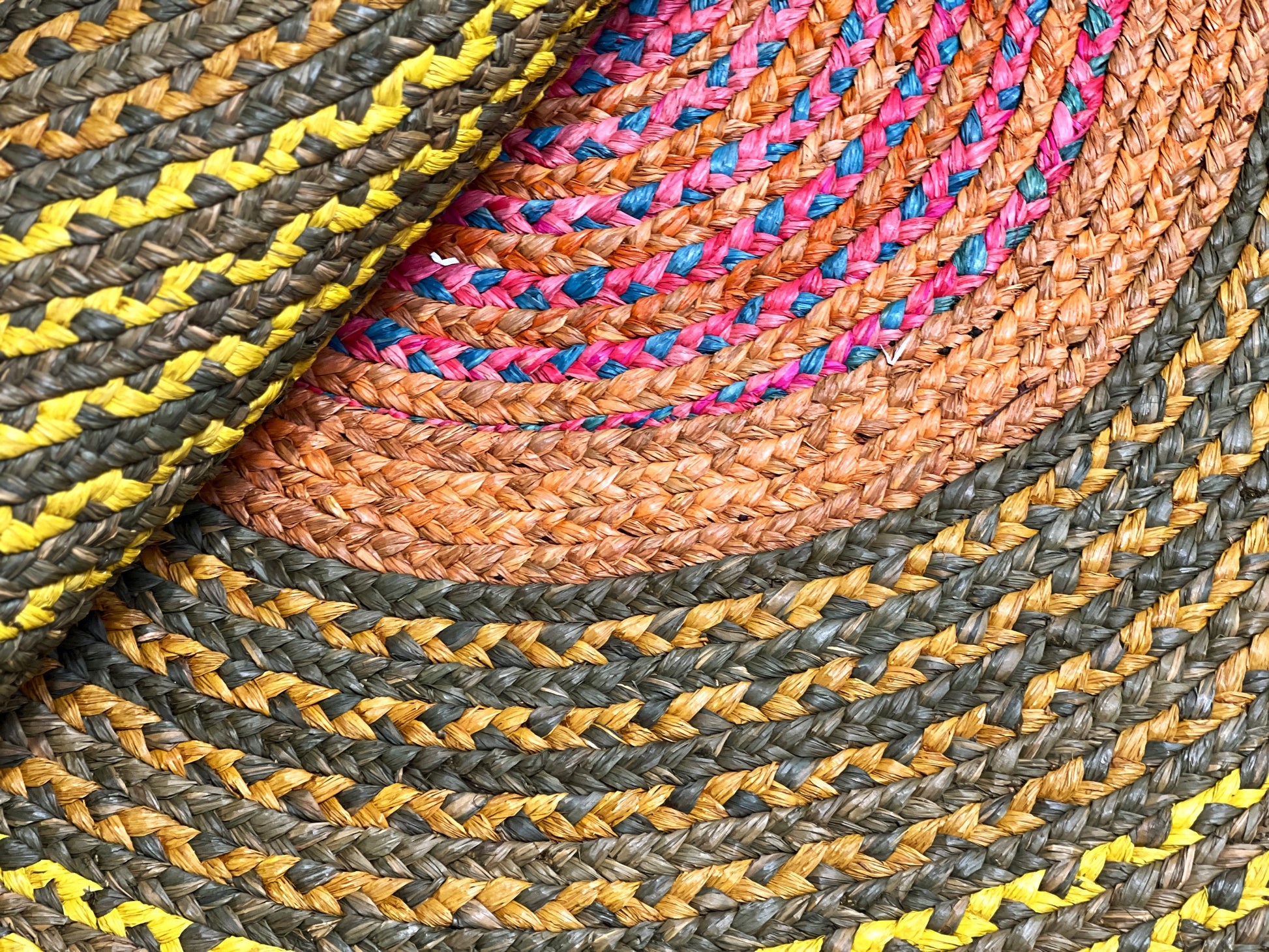 Tapis rond en raphia jaune, vert, rose et orange- Julienne - 150cm Intimani Ethnique chic