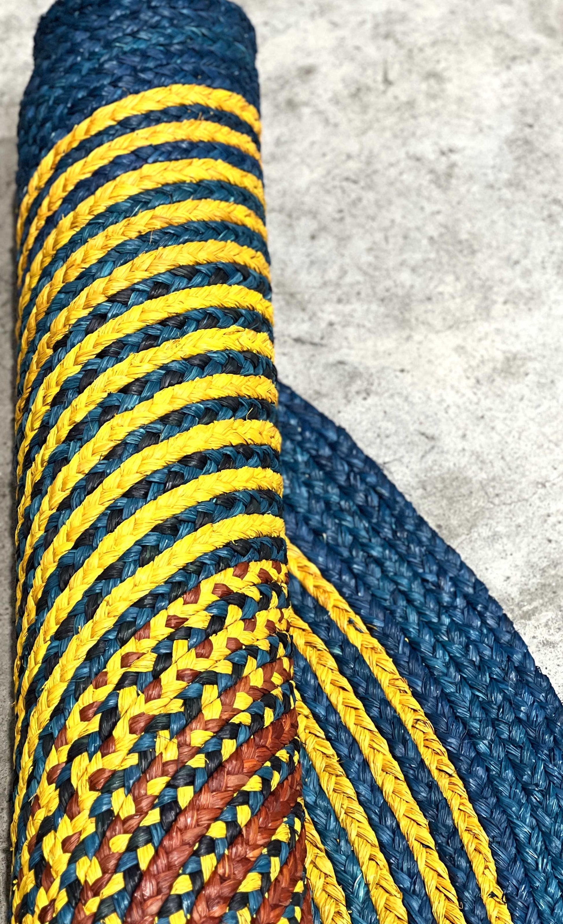 Tapis rond en raphia bleu, jaune et rouge - Blandine - 170 cm Intimani Ethnique chic