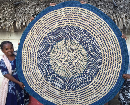Tapis rond en raphia naturel & bleu marine - Bao- 170 cm Intimani Ethnique chic