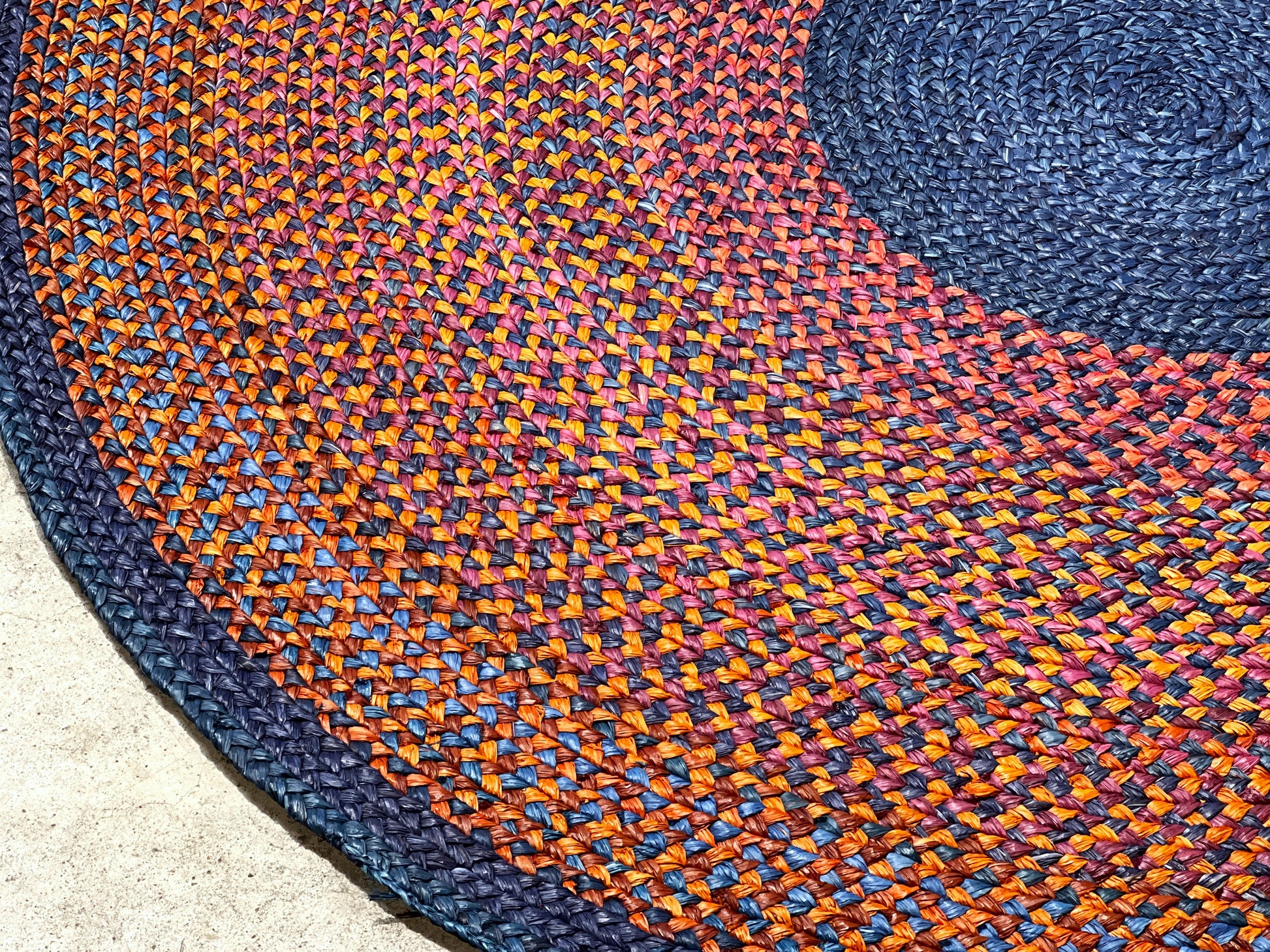 Tapis rond en raphia bleu, rose & orange - Claire - 170 cm Intimani Ethnique chic