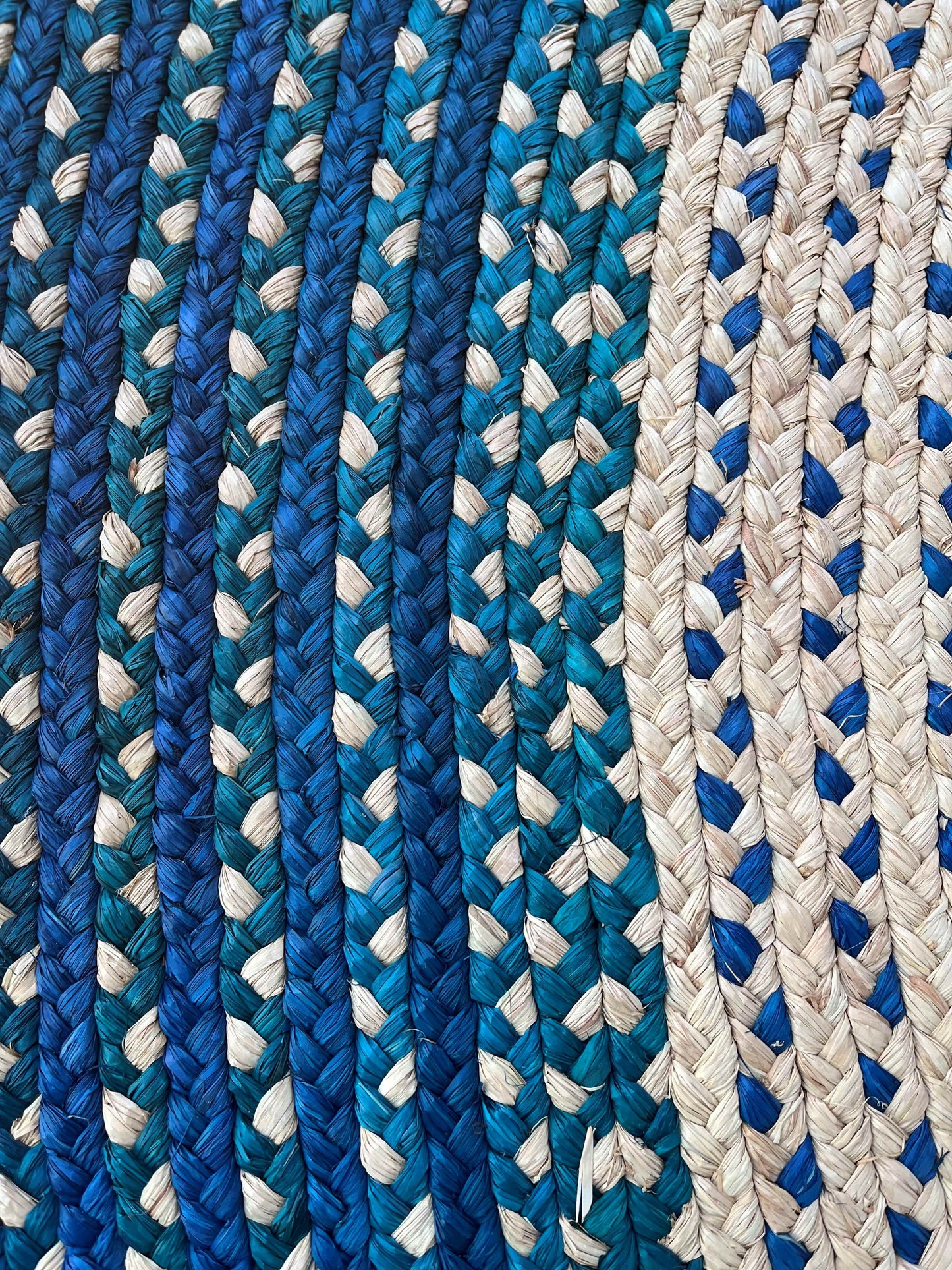 Tapis rond en raphia naturel, bleu ciel et foncé- Soazy- 200 cm Intimani Ethnique chic