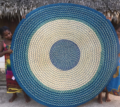 Tapis rond en raphia naturel, bleu ciel et foncé- Soazy- 200 cm Intimani Ethnique chic