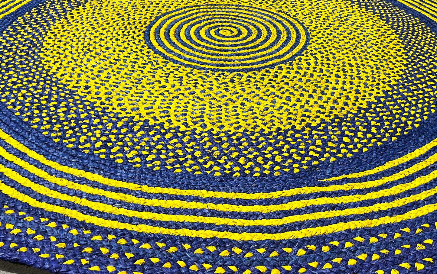 Tapis rond en raphia bleu vif & jaune- Natacha - 200 cm Intimani Ethnique chic