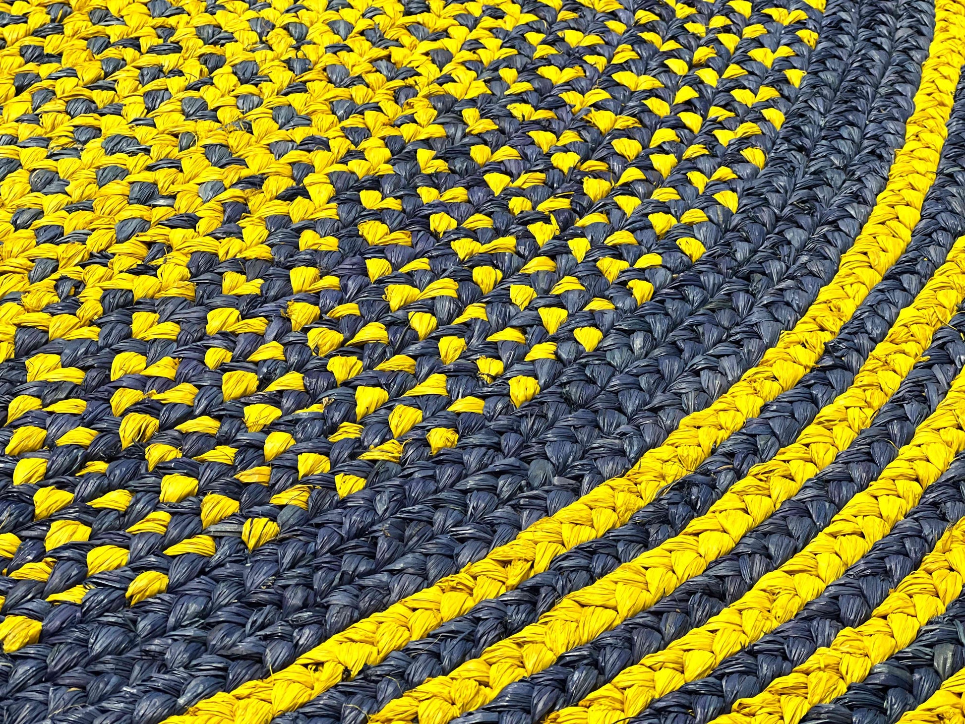 Tapis rond en raphia bleu vif & jaune- Natacha - 200 cm Intimani Ethnique chic