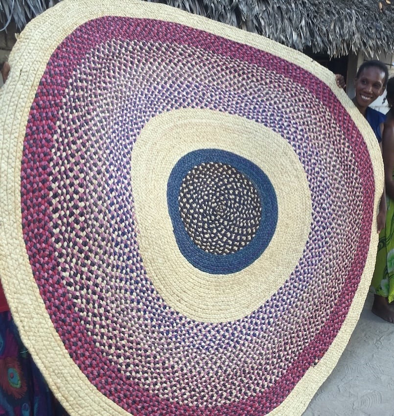 Tapis rond en raphia naturel, rose, bleu & violet- Laurette- 200 cm Intimani Ethnique chic