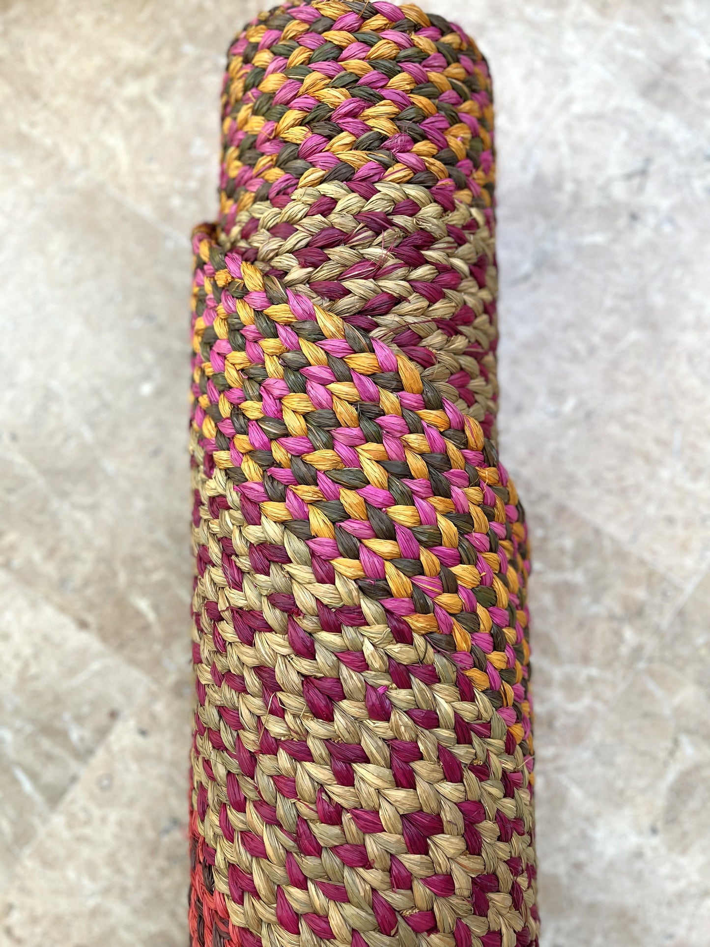 Tapis rond en raphia rouge jaune violet rose- Laurette- 210 cm Intimani Ethnique chic