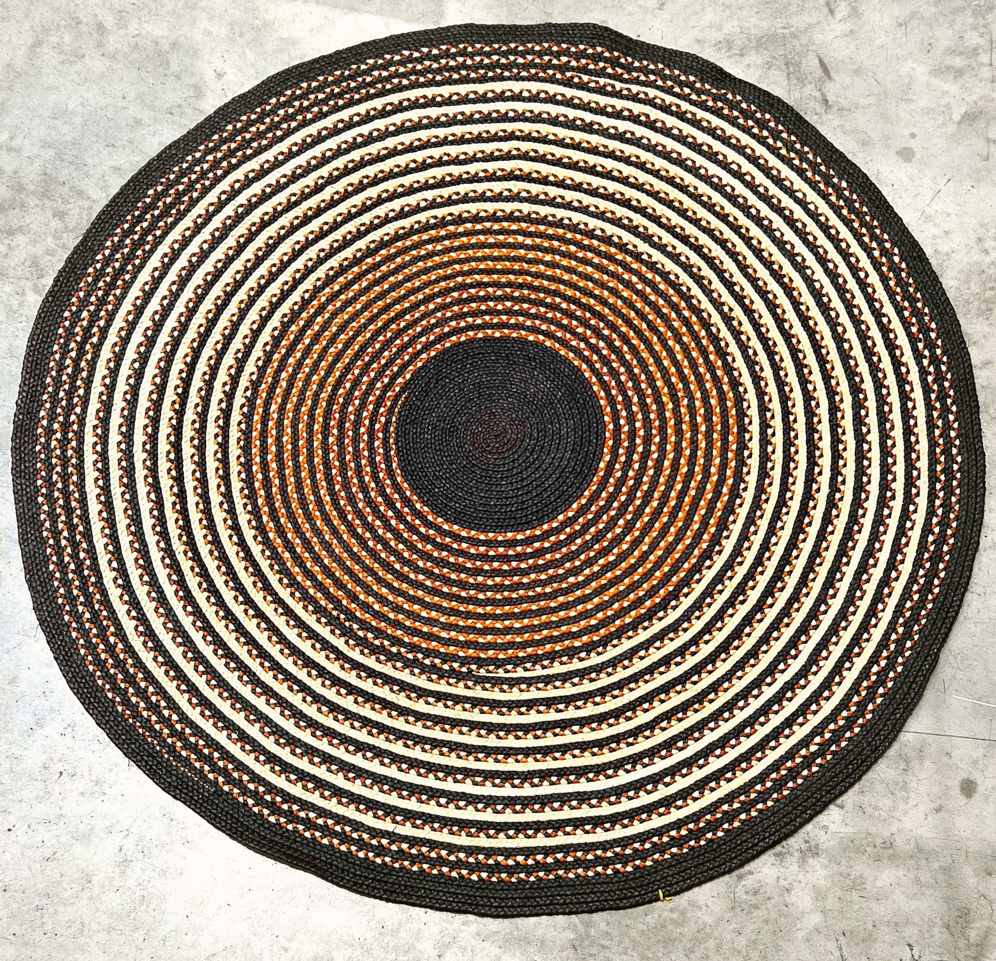 Tapis rond en raphia naturel, ocre et noir- Laurette - 220 cm Intimani Ethnique chic